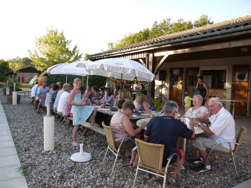 Camping Fontaine Du Roc Pensionat Devillac Eksteriør billede