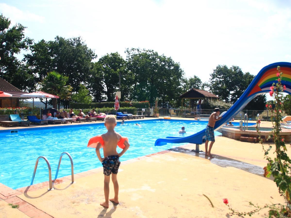 Camping Fontaine Du Roc Pensionat Devillac Eksteriør billede